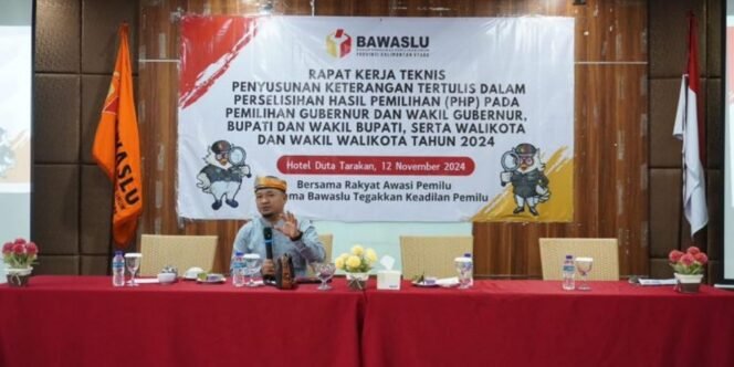 
					Anggota Bawaslu Kaltara Sulaiman membuka rakernis penyusunan keterangan tertulis PHP. Foto : Ist 