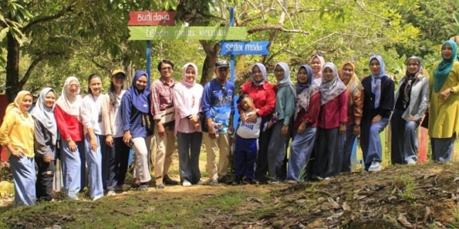 
					KUNJUNGAN : PIA Ardhya Garini Cabang 13 / D. II Lanud Anang Busra saat berswafoto di Wisata Sedot Madu Ekowisata Gunung Selatan, baru-baru ini. Foto: KPH Tarakan 