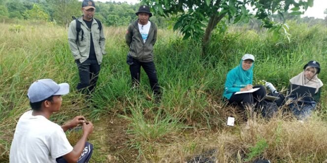 
					SURVEI : Tim KPH Tarakan saat mendampingi tim survei P4W IPB saat melakukan survei di Tarakan, belum lama ini. Foto: KPH Tarakan 
