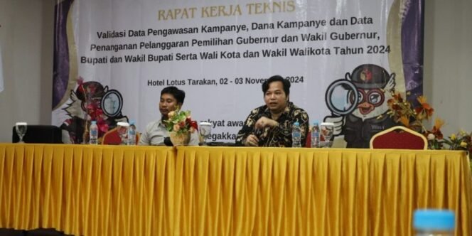
					Anggota Bawaslu Kaltara Fadliansyah membuka rakernis validasi data pengawasan kampanye dan dana kampanye di Hotel Lotus, Kota Tarakan. Foto : Ist 