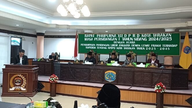 
					Anggota Fraksi Gerindra DPRD Kota Tarakan Hiyatul Rahman Cani membacakan pandangan fraksi. Foto : Fokusborneo.com 