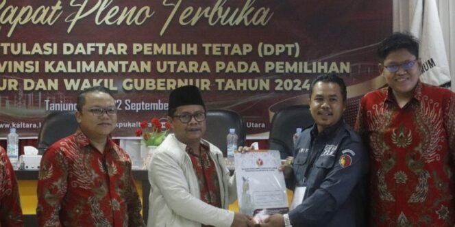 
					Anggota Bawaslu Provinsi Kaltara Arif Rochman serahkan saran dan perbaikan DPT ke KPU. Foto : Ist 