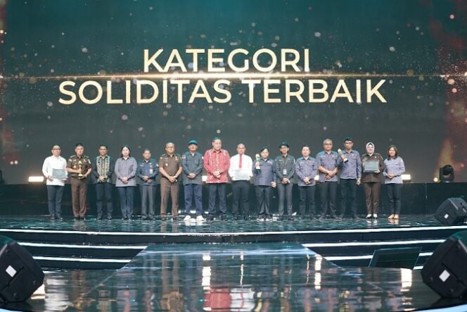
					Sentra Gakkumdu Kaltara raih penghargaan Gakkumdu Award 2024 dari Bawaslu RI. Foto : Ist 