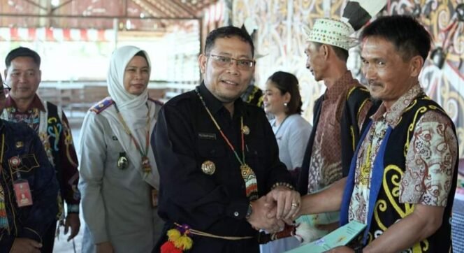 
					Menyerahkan sertifikat tanah hasil program PTSL tahun 2023 dan 2024 kepada warga Kecamatan Sungai Boh.