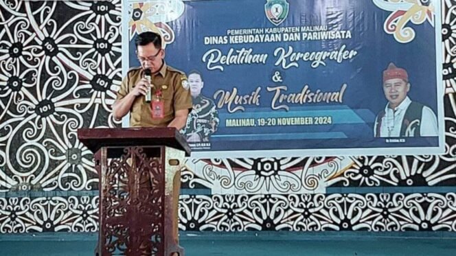 
					Asisten II Bidang Perekonomian dan Pembangunan Jon Ifung saat membuka Pelatihan Koreografer dan Musik Tradisional di Balai Adat Desa Tanjung Keranjang, Selasa (19/11/2024).