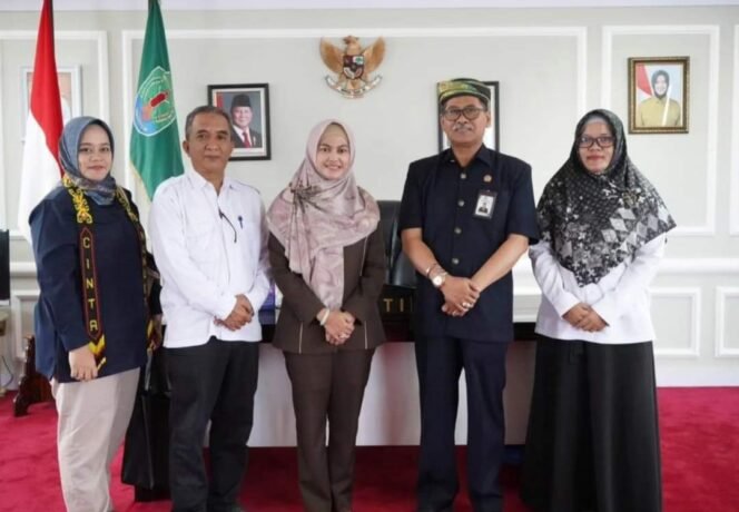 
					Bupati Nunukan, Asmin Laura saat berfoto bersama Deputi Bidang SIKN Arsip Nasional RI Dr.H.Andi Kasman SE.MM di ruang kerjanya, Rabu (20/11/2024).