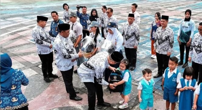 
					Di momen upacara Hari Guru Nasional, Bupati Wempi memberikan beberapa bantuan, mulai dari bantuan berupa alat berat, mesin pertanian, pakaian seragam dan tas sekolah untuk TK hingga SMA, pembagian hadiah lomba peduli lingkungan serta bonus bagi para atlet berprestasi.