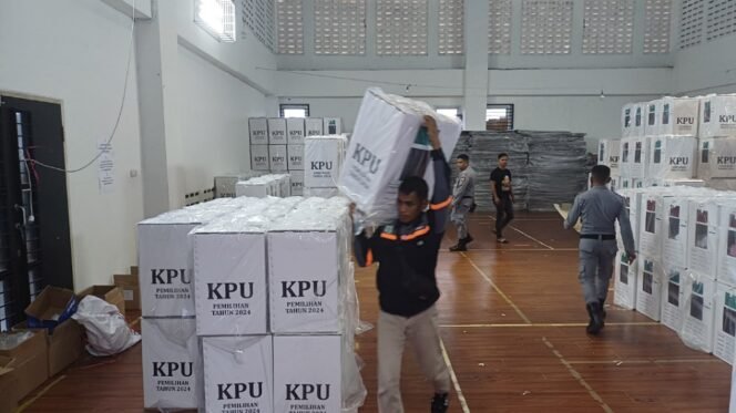 
					KPU Kota Tarakan mulai distribusikan kotak suara pilwali dan pilgub. Foto : Fokusborneo.com 