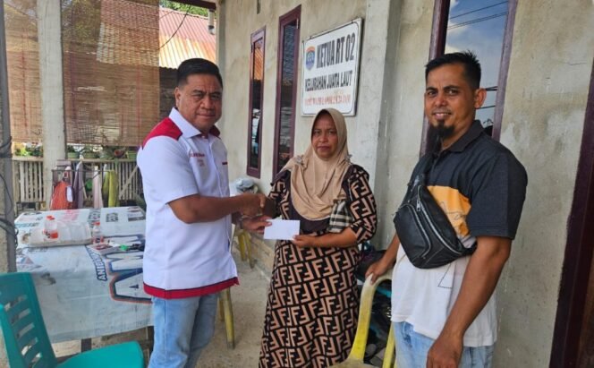 
					Ketua Sementara DPRD Provinsi Kalimantan Utara, Jufri Budiman, S.Pd mengunjungi Lokasi kebakaran di RT 2 Juata Laut Tarakan, sekaligus menyerahkan tali asih kepada para korban melalui Ketua RT nya. 