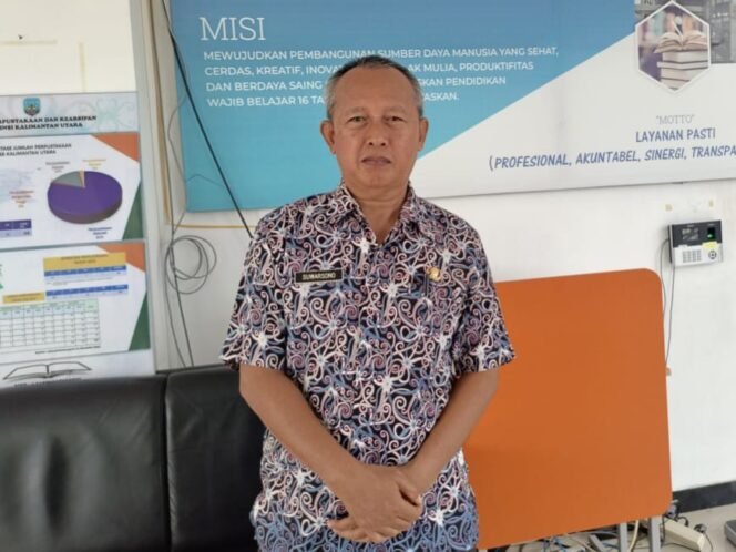 
					Kabid Pengembangan Perpustakaan DPK Kaltara, H. Suwarsono, berpose di ruang perpustakaan DPK Kaltara, Tanjung Selor, Jumat (1/11/2024).