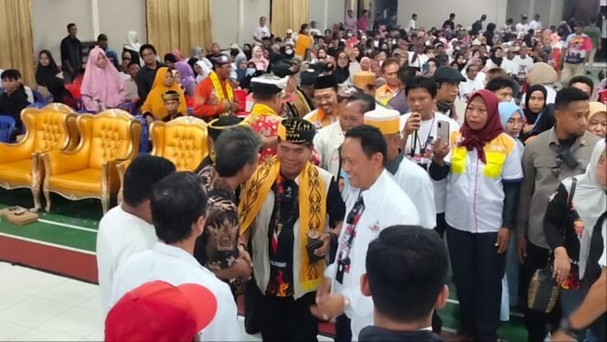 
					Ribuan Relawan Phinisi Kabupaten Nunukan membanjiri kegiatan sosialisasi pasangan Zainal-Ingkong Ala (ZIAP) yang dilaksanakan pada Senin 4 November 2024 malam.