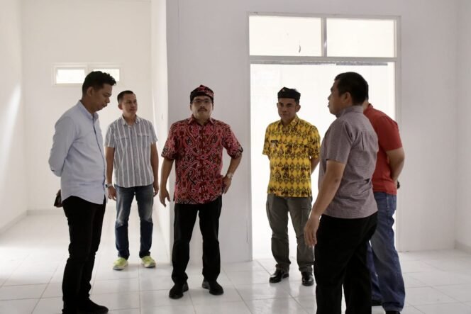 
					Penjabat Sementara (Pjs) Gubernur Kalimantan Utara (Kaltara), Togap Simangunsong meninjau kesiapan dapur umum untuk mendukung program Uji Coba Makan Bergizi Gratis, Minggu (3/11). Kegiatan tersebut turut dihadiri Penjabat (Pj) Walikota Tarakan, Dr. Bustan, SE., M.Si., serta perwakilan dari Komando Distrik Militer (Kodim) Tarakan.