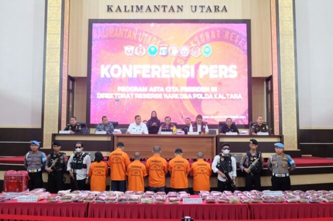 
					Kapolda Kaltara, Irjen Pol Harry Sudwijanto saat memimpin rilis pengungkapan puluhan kilogram sabu, Rabu (6/11/2024).