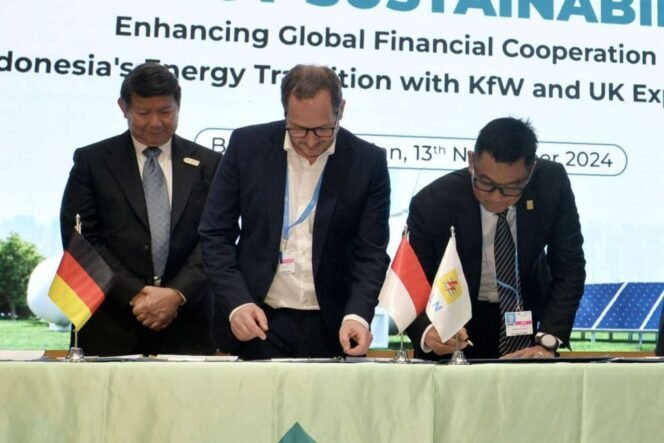 
					Direktur Utama PLN, Darmawan Prasodjo (kanan) melakukan penandatanganan Memorandum of Understanding bersama Chief of Sustainability Officer Kreditanstalt fÃ¼r Wiederaufbau (KfW), JÃ¼rgen Kern (tengah) dan disaksikan oleh Utusan Khusus Presiden Republik Indonesia dalam COP29, Hashim Djojohadikusumo (kiri) dalam kegiatan Leading the Charge: Strategic Partnership to Catalyze Decarbonization di Baku, Azerbaijan pada Rabu, (13/11).