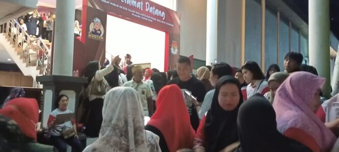 
					 relawan calon Wali Kota dan Wakil Wali Kota Tarakan, Khairul - Ibnu Saud memenuhi halaman parkir Hotel Tarakan Plaza, tempat dilangsungkannya debat publik kedua, Rabu malam (20/11/2024). 