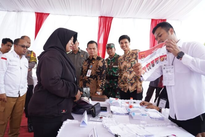 
					Komisi Pemilihan Umum (KPU) Kabupaten Penajam Paser Utara (PPU) menggelar simulasi pemungutan suara dan rekapitulasi hasil perhitungan suara Pilkada 2024 di Kantor KPU Kabupaten PPU, Kamis (21/11/2024).