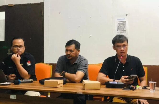 
					Ketua Bawaslu Tana Tidung Ardiansyah bersama KPU dan instansi menggelar rapat koordinasi jelang masa tenang. Foto : Bawaslu KTT 