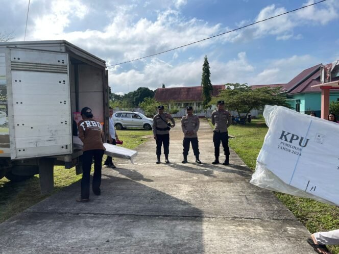 
					Polsek Barong Tongkok Pospol Linggang Bigung Kawal Pergeseran Logistik dari Gedung KPU ke PKK