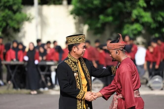 
					Pj Wali Kota Tarakan, Dr. Bustan, S.E., M.Si., saat memimpin upacara HUT Kota Tarakan ke-27 di halaman Rumah Jabatan Wali Kota Tarakan, Minggu (15/12/2024).

