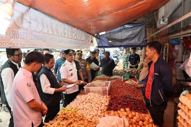 
					Pj Wali Kota Tarakan, Bustan bersama Forkopimda sidak di Pasar Gusher di Jalan Gajah Mada, Rabu (18/12/2024).