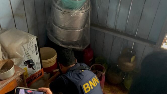 
					Badan Narkotika Nasional Provinsi (BNNP) Kalimantan Utara (Kaltara) melakukan penggeledahan di rumah salah satu terduga pelaku bandar sabu yang berstatus Daftar Pencarian Orang (DPO) di Jalan Lingkas Ujung, Kamis (5/12/2024).

