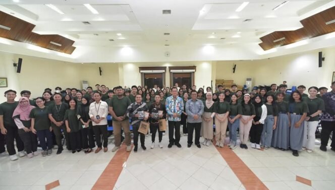 
					Asisten II Bidang Pembangunan dan Perekonomian Malinau, Jon Ifung membuka Pelatihan dan Lomba Public Speaking Milenial dan Pelajar, Jumat (6/12/2024).
