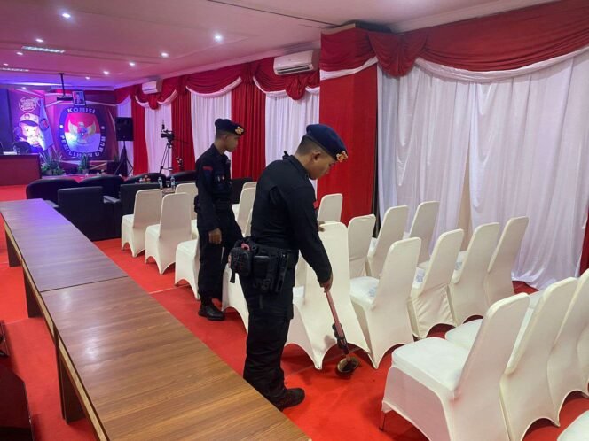 
					Personel Polda Kaltara mengamankan beberapa titik yang menjadi fokus pengamanan kegiatan maupun gedung dalam Pleno Rekapitulasi Penghitungan Suara Tingkat Provinsi.