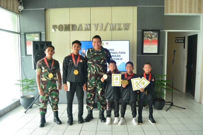 
					Komandan Polisi Militer Kodam VI Mulawarman (Danpomdam VI/Mulawarman), Kolonel Cpm Johny P.J. Pelupessy, S.I.P., M.Tr. (Han), memberikan apresiasi dan penghargaan kepada para atlet Karateka Inkai Dojo Pomdam VI Mulawarman yang berhasil meraih prestasi gemilang pada Kejuaraan Karate Panglima TNI Cup Tahun Anggaran 2024.