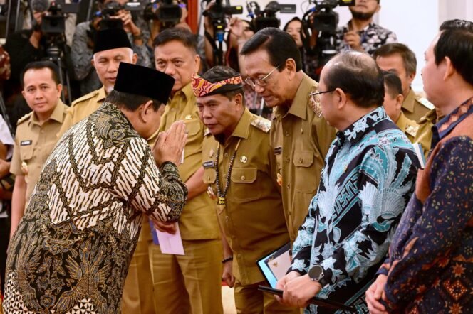 
					Memasuki tahun pertama Kabinet Merah Putih, Presiden RI Prabowo Subianto menyerahkan Daftar Isian Pelaksanaan Anggaran (DIPA) dan Buku Daftar Alokasi Transfer ke Daerah (TKD) tahun anggaran 2025 kepada kementerian, lembaga negara, dan kepala daerah bertempat di Istana Negara, Selasa (10/12) sore. 
