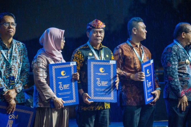 
					Gubernur Kalimantan Utara (Kaltara), Dr. H. Zainal A. Paliwang, S.H., M.Hum., menerima penghargaan atas komitmennya mendorong kabupaten/kota di Provinsi Kaltara menjadi Kabupaten/Kota Peduli HAM pada puncak peringatan Hari HAM Sedunia ke-76 yang digelar oleh Kementerian HAM RI.