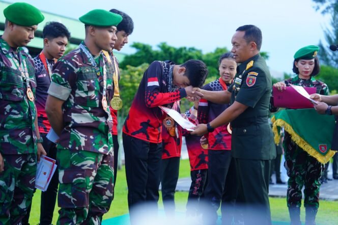 
					Brigjen TNI Ari Aryanto beri penghargaan kepada prajurit dan atlet yang telah menorehkan prestasi gemilang pada Kejuaraan Karate Terbuka Piala Dankodiklatad 2024.
