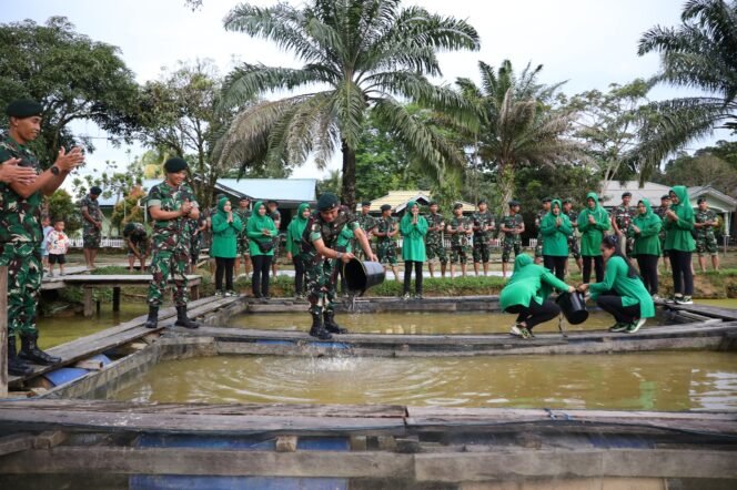 
					Komandan Yonif 613 RJA, Letkol Inf Danan Wisnubrata saat melepas bibit ikan lele di keramba dan menanam cabe bentuk dukungan ketahanan pangan, Sabtu (14/12/2024).

