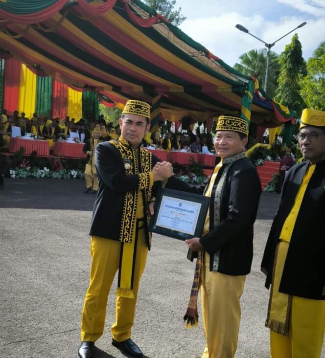 
					Drs. H.Mohammad Agang Sindja M.Si mendapatkan penghargaan dari Pemerintah Kota Tarakan sebagai salah satu Tokoh Inspirasi Kotamadya Tingkat II Tarakan, Minggu (15/12/24)