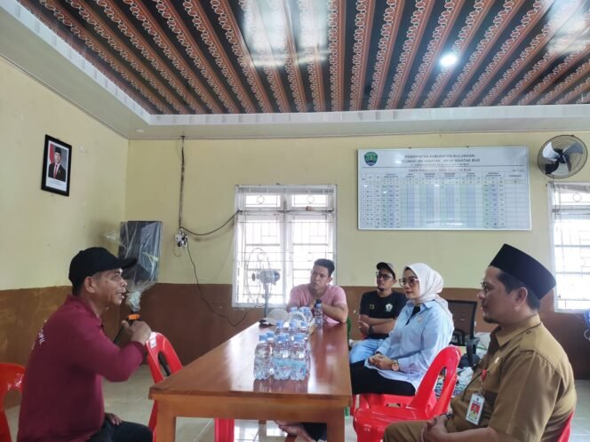 
					Vamelia Ibrahim dan Jamhari menyerahkan bantuan kepada masyarakat Sekatak di Posko Banjir, Senin (16/12/24)