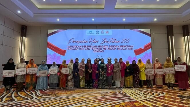 
					Pemerintah Kota Balikpapan menggelar acara peringatan Hari Ibu yang berlangsung meriah di Ballroom Hotel Maxone Balikpapan, pada Selasa (17/12/2024). 
