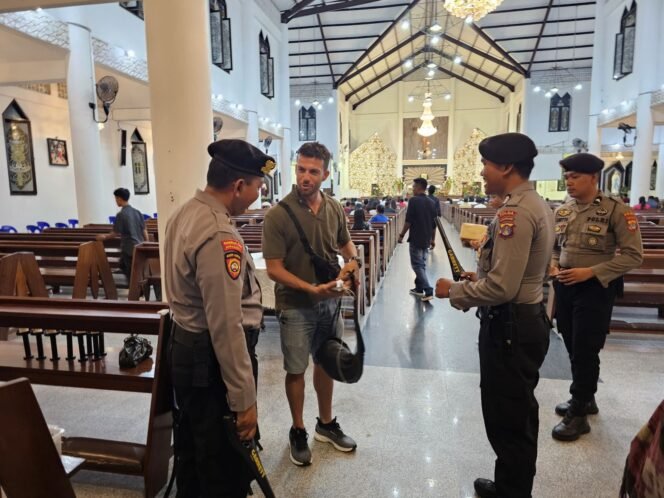 
					Memastikan Kedamaian Natal Ditpamobvit Polda Kaltara Laksanakan Pengamanan Gereja Santa Maria Imakulata Tarakan