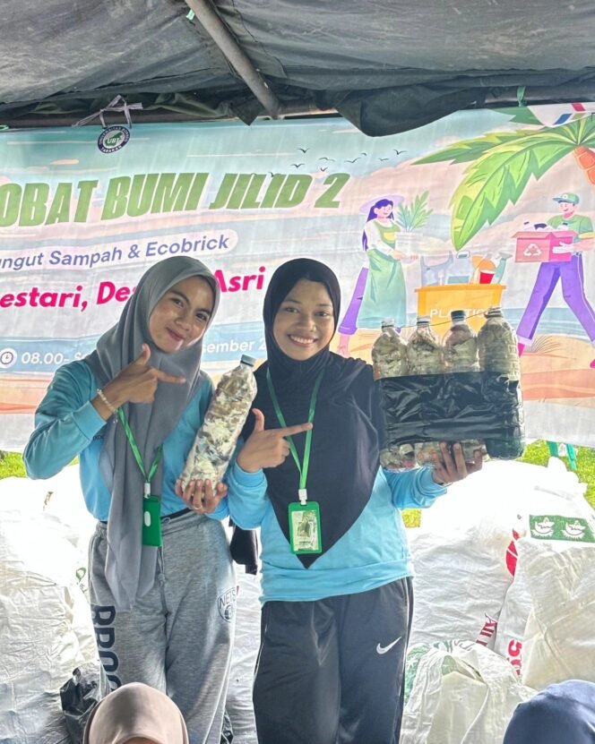 
					Para penerima Beasiswa Sobat Bumi Kalimantan (BSBK) PT Pertamina Hulu Indonesia (PHI) secara serentak melakukan kegiatan Aksi Sobat Bumi yang berupa dua kegiatan utama, yakni Aksi Tanam Pohon dan Aksi Tuntaskan Sampah, pada 22 Desember 2024.