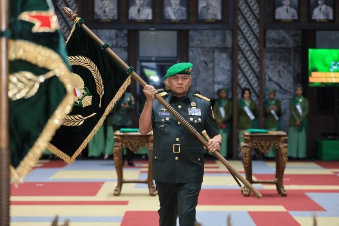 
					Estafet Tongkat Komando, Kasad Pimpin Serah Terima Jabatan Pangdam VI/Mulawarman