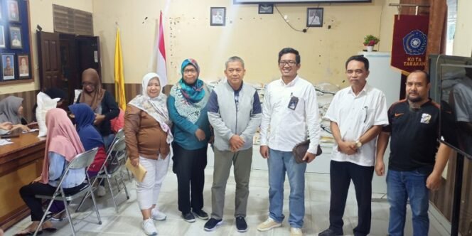 
					Pantau Penyaluran Bantuan Pangan Perum Bulog Tarakan bersama Dinas Ketahanan Pangan Kota Tarakan dan Pengawasan dari Dinas Ketahanan Pangan Provinsi Kaltara. Foto: fokusborneo.com