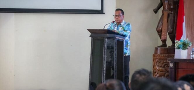 
					Plh. Sekda Malinau, Kamran Daik saat membuka Sosialisasi Kebijakan Akuntansi dan Sistem Akuntansi Pemerintah Daerah di ruang Laga Feratu, Kamis (5/12/2024).