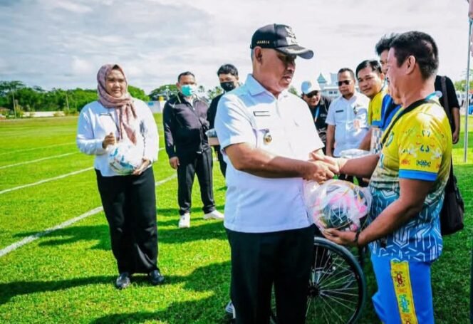 
					Wakil Bupati, Jakaria saat menyapa peserta, usai membuka Turnamen Olahraga Disabilitas.