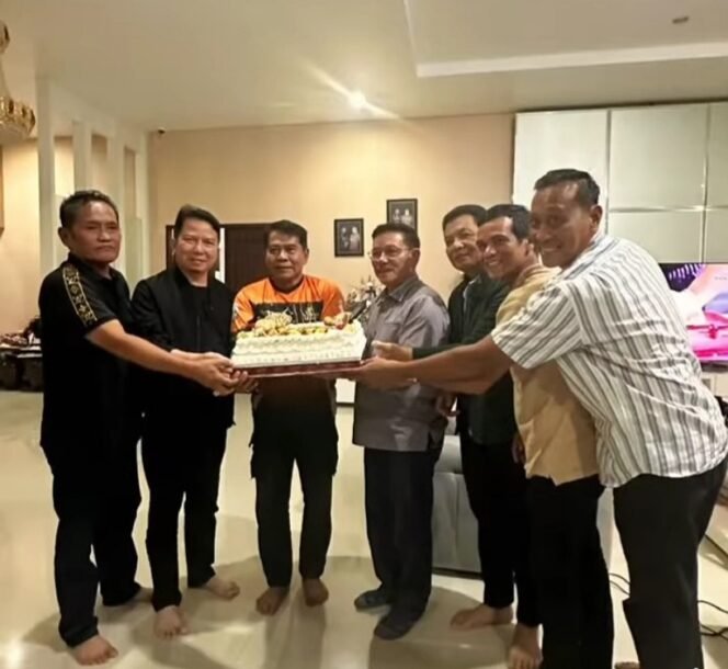 
					Ketua DPRD Provinsi Kaltara Achmad Djufrie bersama sejumlah tokoh ucapan selamat ulang tahun Gubernur Kaltara Zainal Paliwang ke 62 Tahun. Foto : Ist 