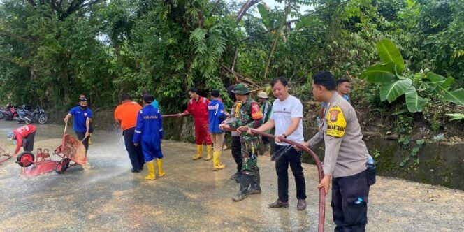 
					Longsor Tutup Jalan Karungan, Personel Polsek Tarakan Timur Gerak Cepat Lakukan Penanganan
