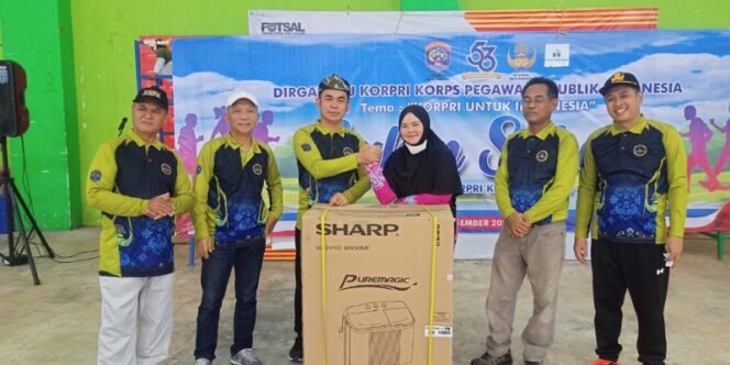
					PJ Walikota Tarakan Bustan Menyerahkan Hadiah Utama Senam Sehat Kepada Peserta Beruntung. Foto: fokusborneo.com