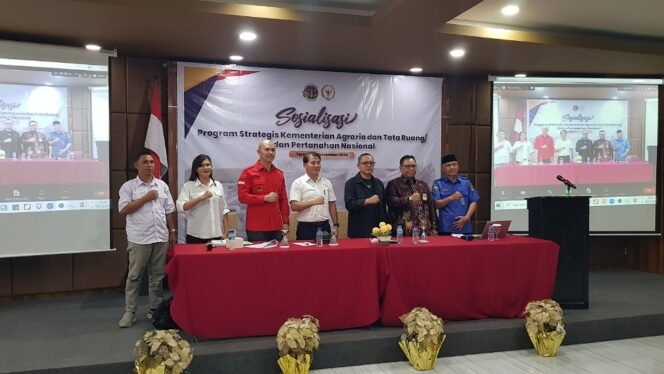 
					Anggota Komisi II DPR RI Deddy Sitorus buka sosialisasi program strategis Kementerian Agraria dan Tata Ruang. Foto : Fokusborneo.com 