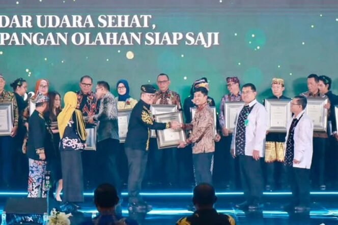 
					Bupati Tana Tidung Ibrahim Ali terima penghargaan Sanitasi Total Berbasis Masyarakat Award tahun 2024. Foto : Ist 
