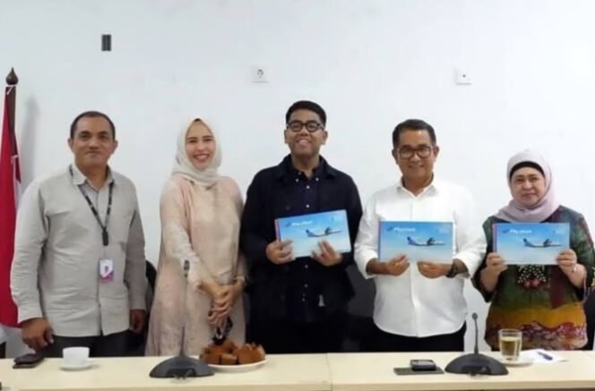 
					Pejabat Gubernur Kaltim, Akmal Malik bersama Direktur Utama Maskapai Flyjaya Achmad Gamaludin dan Direktur Komersial Okki Rianayu Anjani serta District Manager Subhan Hadi Susilo, di ruang rapat Mess Pemprov Kaltim di Balikpapan, Rabu (11/12/2024).