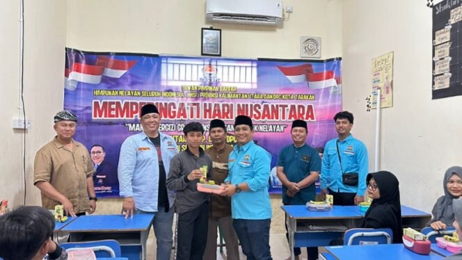 
					Sekretaris DPD HNSI Provinsi Kaltara Muhammad Yusuf menyerahkan makan secara simbolis untuk program Makan Bergizi Gratis (MBG). Foto : Ist 