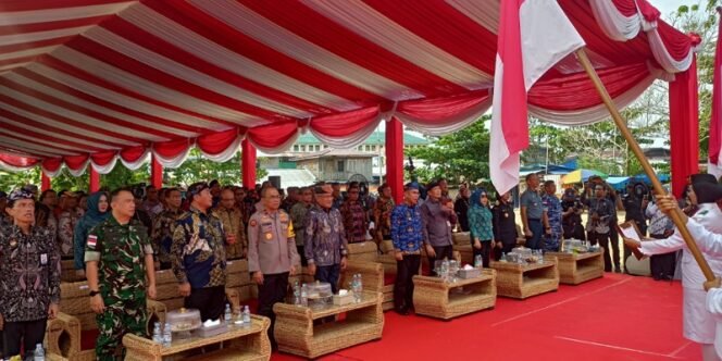
					Kepala BNN RI Bersama Stakholder dan Masyarakat Ikrar Wujudkan Lingkungan Bersinar. di Selumit Pantai, Tarakan. foto: fokusborneo.com