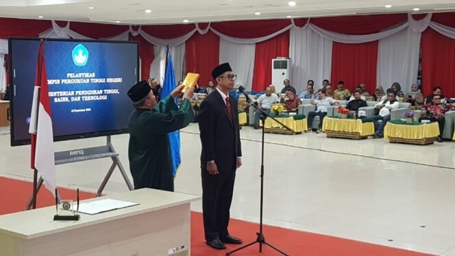 
					Prof. Dr. Yahya Ahmad Zein, S.H., M.H. resmi dilantik jadi Rektor UBT periode 2024-2028. Foto : Fokusborneo.com 